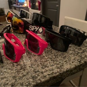 Glasses, sunglasses and goggles